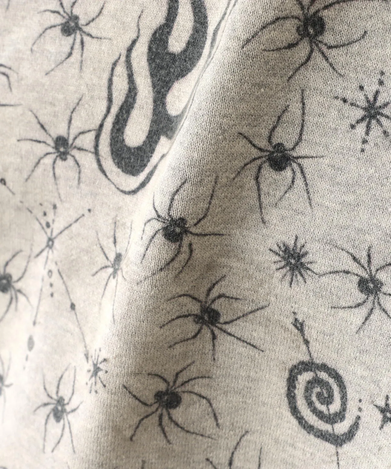 SAINT Mxxxxxx x DR. WOO HOODIE ' Dr.Woo ' /GRY Flame Swirl Spider Web Hoodie Distressed Gray S-XL Custom-woven and dyed nostalgic gray fabric. After printing, the garment is sprayed with potion to cause the fabric to oxidize and fade. A large number of artificial fabric destruction processes are added to make the whole piece of clothing look aged and unique like a work of art. This hoodie is co-branded with a famous tattoo design artist and customized with a full set of Dr.Woo accessories. Bringing you authentic items!